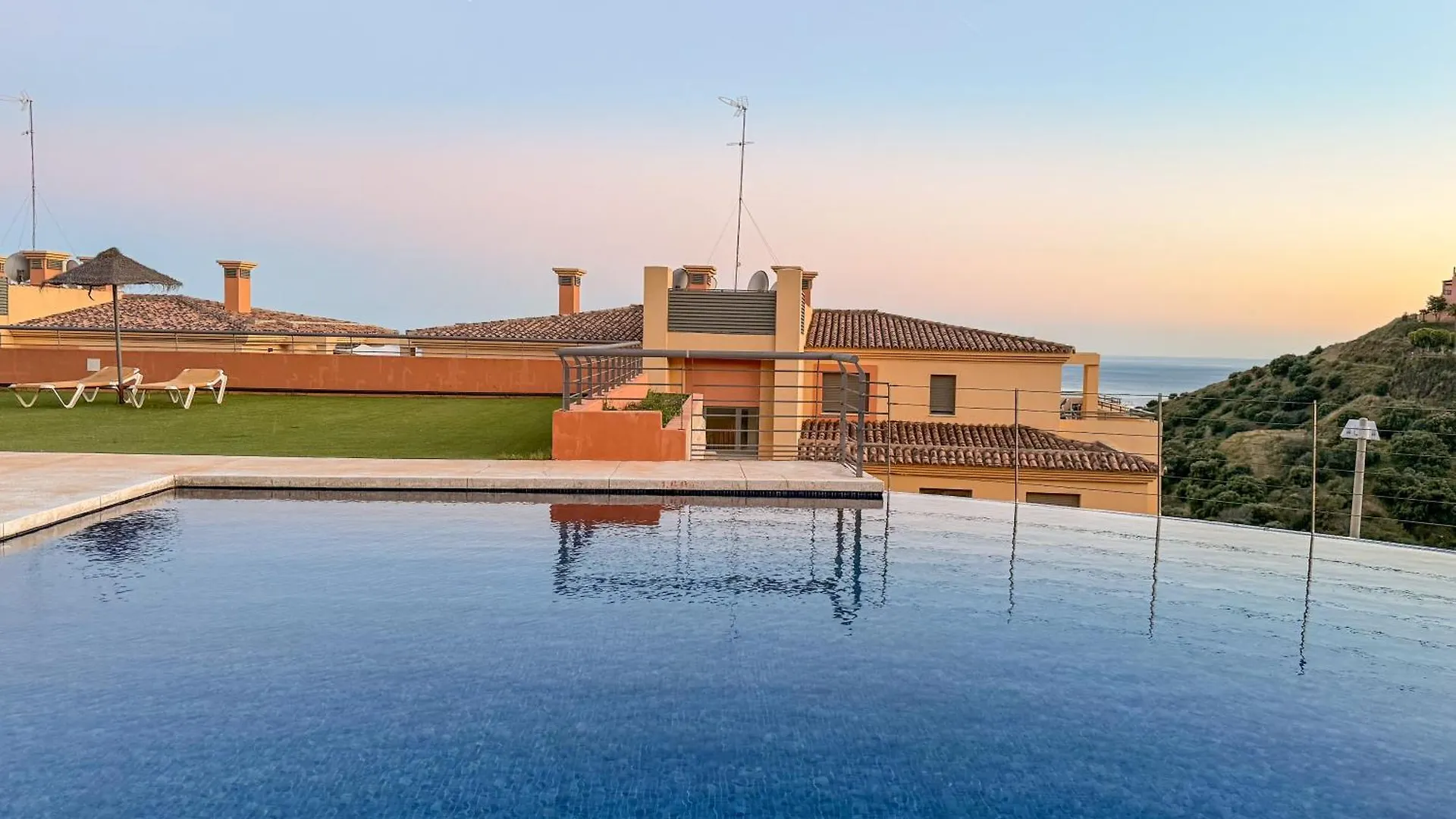 Apartment Casa Colon- Spacious 2Br! Views, Terrace & Beach Malaga