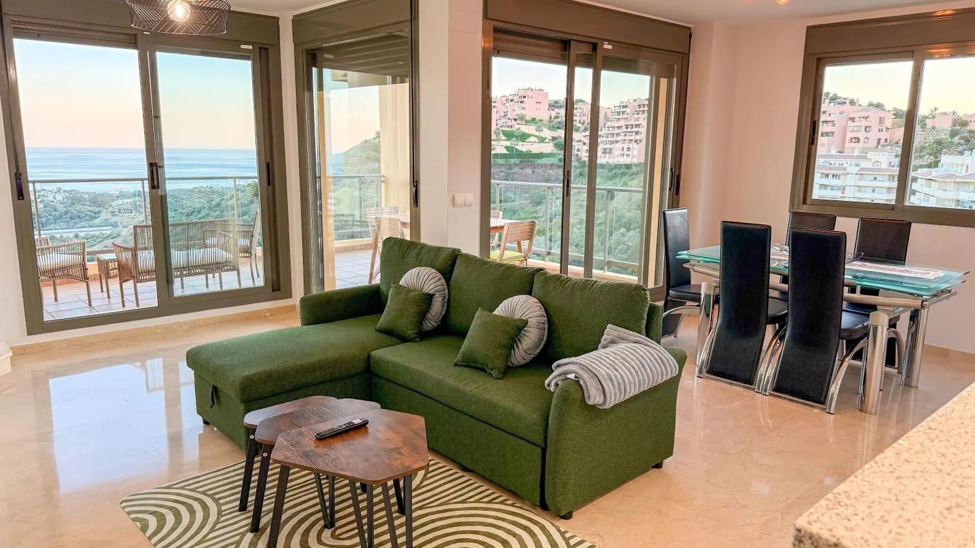 アパート Casa Colon- Spacious 2Br! Views, Terrace & Beach マラガ スペイン