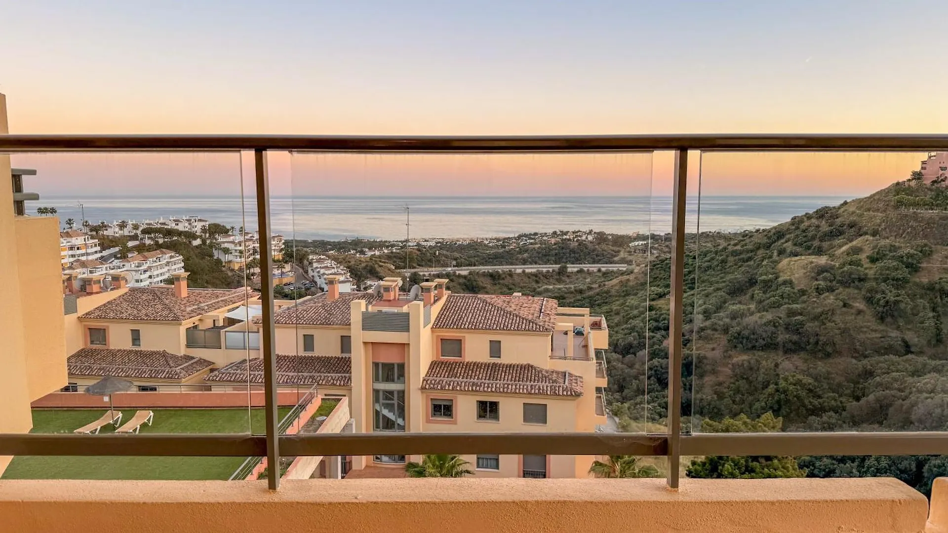 Casa Colon- Spacious 2Br! Views, Terrace & Beach マラガ