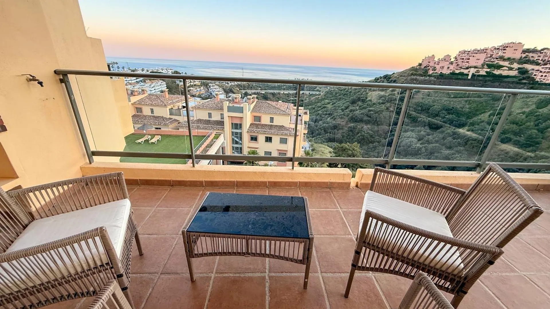 Apartment Casa Colon- Spacious 2Br! Views, Terrace & Beach Malaga