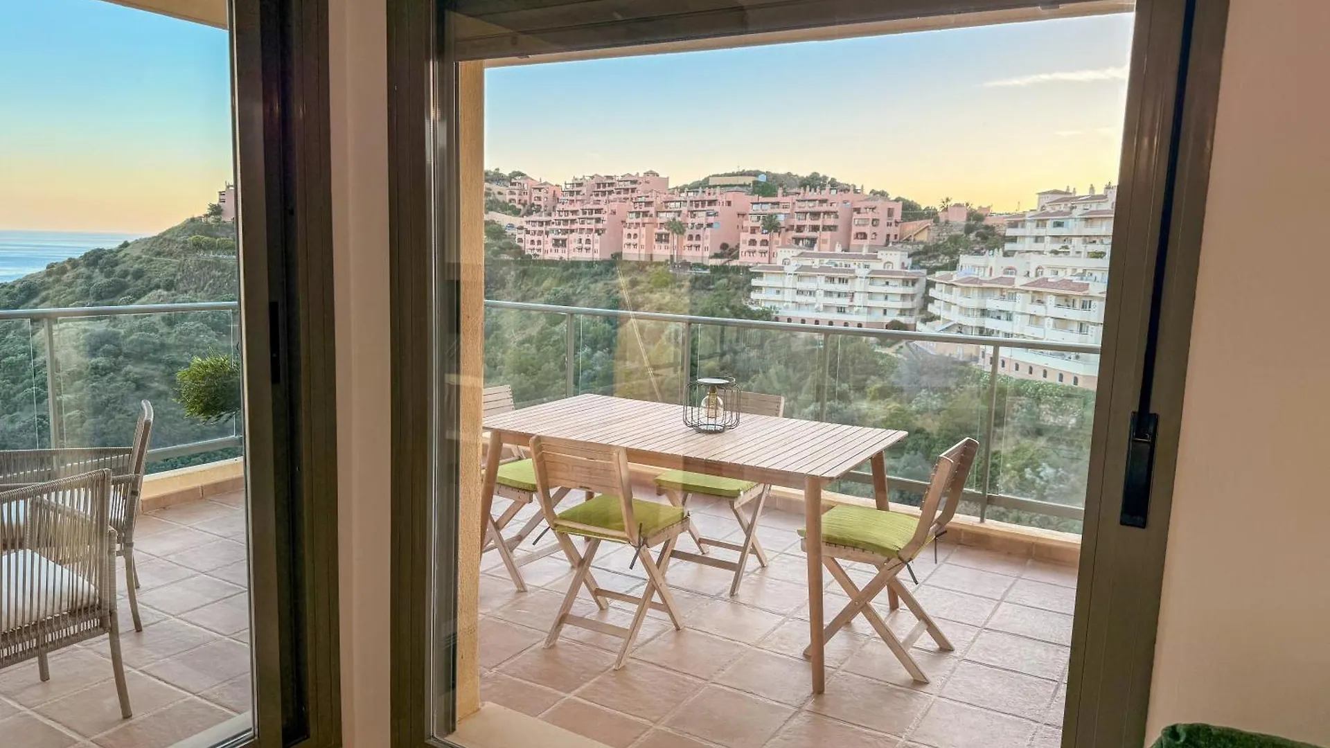 Apartment Casa Colon- Spacious 2Br! Views, Terrace & Beach Malaga